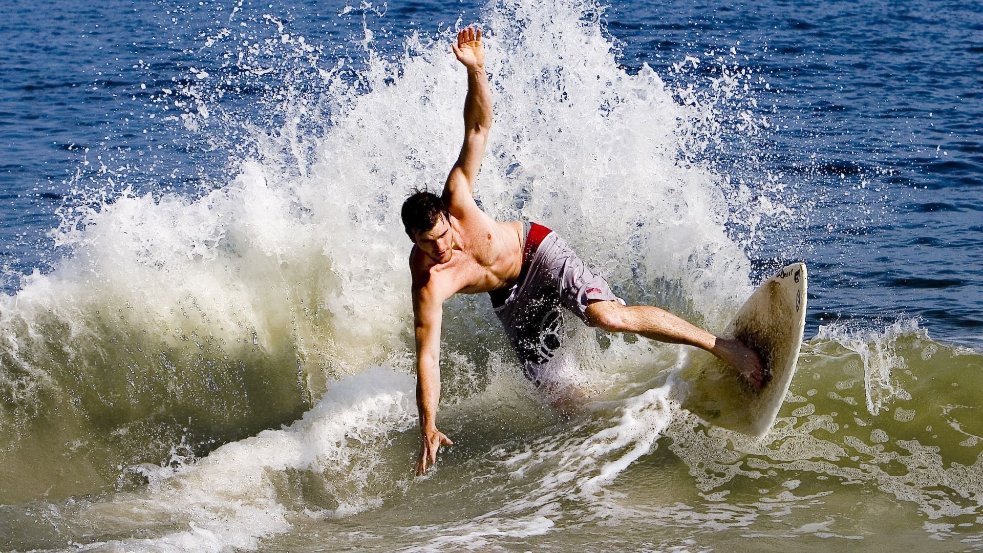 曼城中场德布劳内多次助攻，展现出色发挥，德布劳内破门 曼城客场逆转十人巴黎